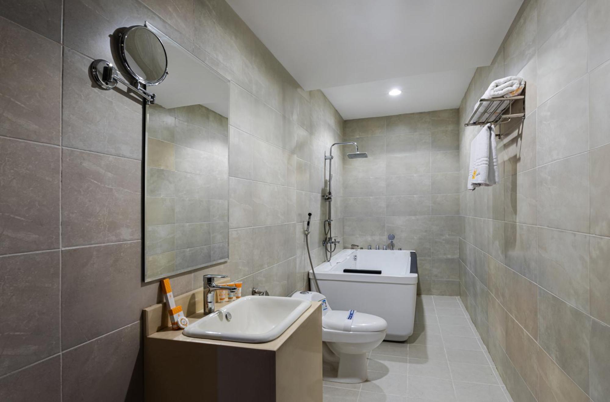 The Palace Hotel Suites คามิสมูชาอิท ภายนอก รูปภาพ